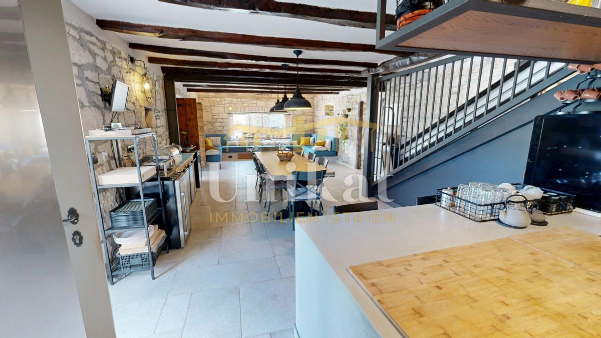 Čudovita posest z dvema kamnitima hišama in bazenom